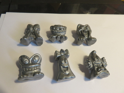 6 kpl metallihopean värisiä hahmoja - Grazy Bones silver