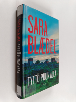 Sara Blädel : Tyttö puun alla