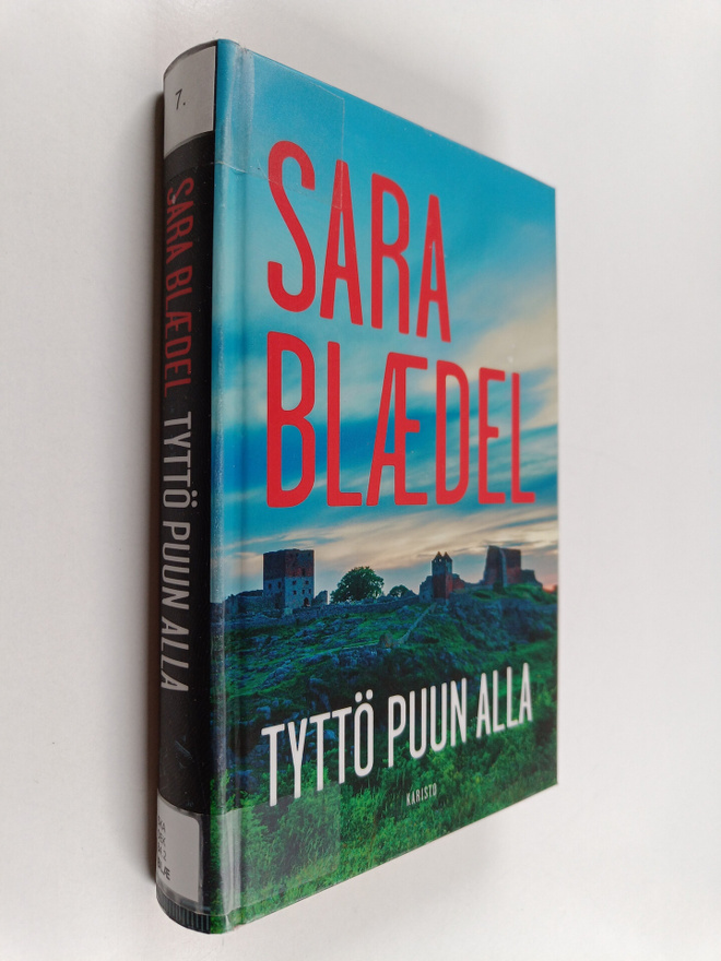 Sara Blädel : Tyttö puun alla