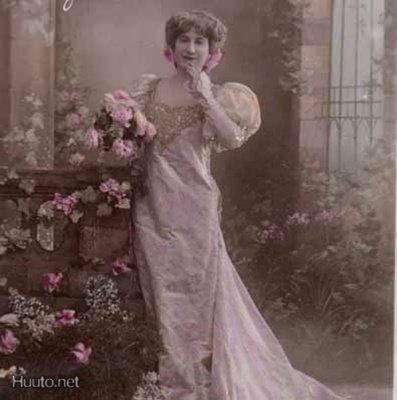 NAINEN / Tyttö laahusmekossa kukkien keskellä. 1900-l.