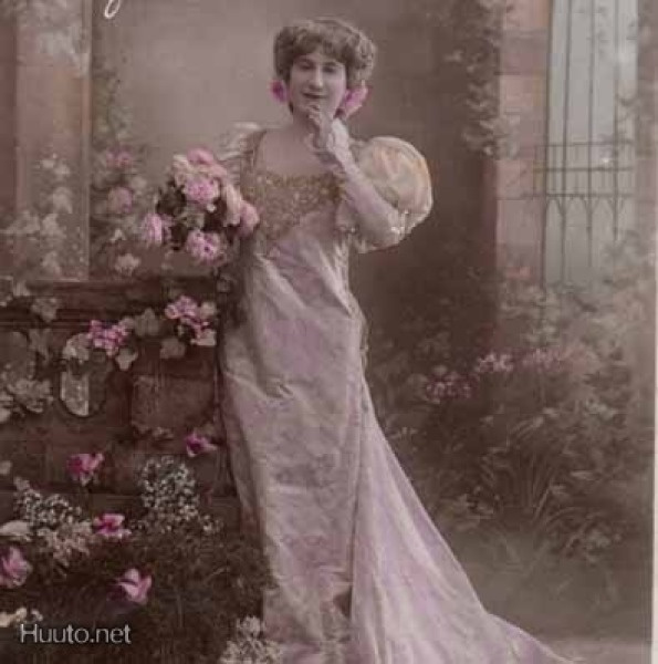 NAINEN / Tyttö laahusmekossa kukkien keskellä. 1900-l.