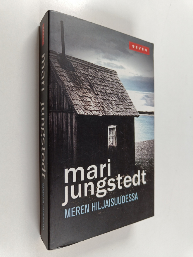 Mari Jungstedt : Meren hiljaisuudessa