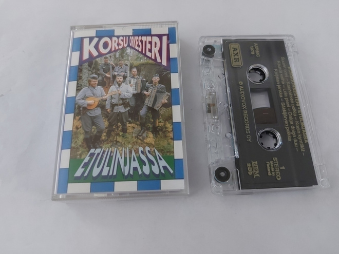KORSUORKESTERI - ETULINJASSA c-kasetti ( Hyvä kunto )