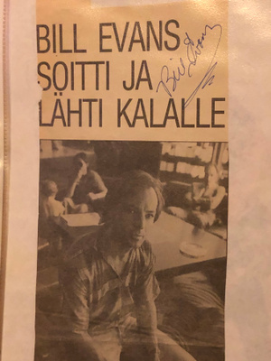 Bill Evans nimikirjoitus lehtikuvassa