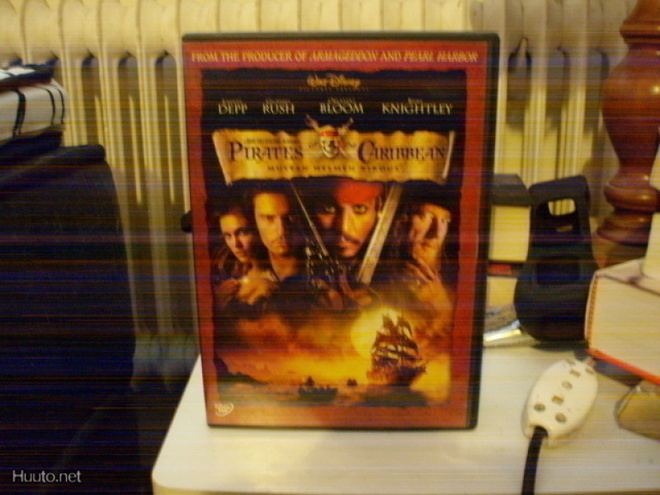 PIRATES OF THE CARIBBEAN - MUSTAN HELMEN KIROUS DVD R2 (EI H