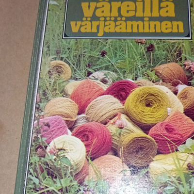 Hassi : Luonnonväreillä värjääminen ( SIS POSTIKULU )