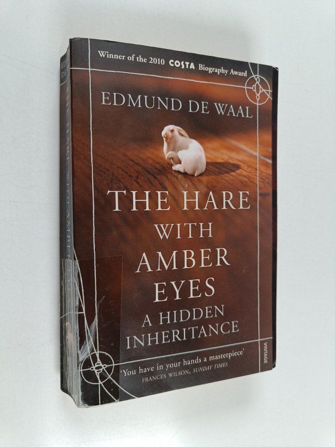 Edmund De Waal : The hare with amber eyes : a hidden inhe...