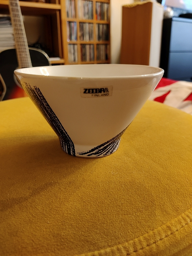 Kotimainen Zeebra Finlandin kulho