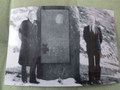 Marskin Ritarit Kenraali Pajarin haudalla v.1977
