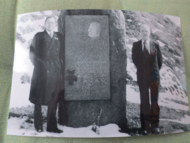Marskin Ritarit Kenraali Pajarin haudalla v.1977