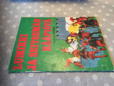 GRIMM LUMIKKI JA SEITSEMÄN KÄÄPIÖTÄ 1975