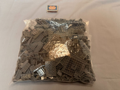 Tummanharmaat legopalat