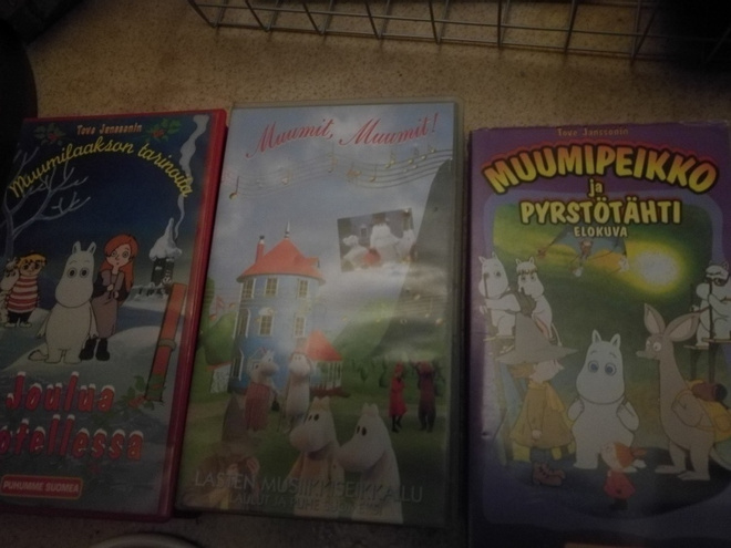 VHS Muumit: Pyrstötähti, Muumilaakson tarinoita  3 kpl