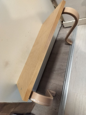 Artek 112B -seinähylly (koivu) Tuotekuvaus