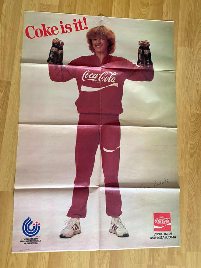 Coca Cola juliste ja Tiina Lillak tarra