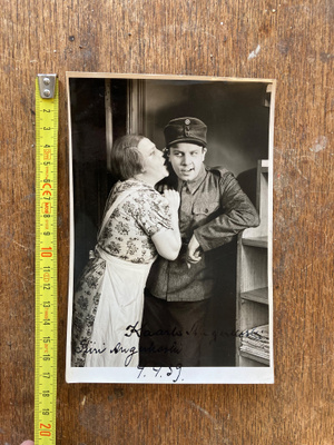 SIIRI JA KAARLO ANGERKOSKI, SIGNEERATTU VALOKUVA