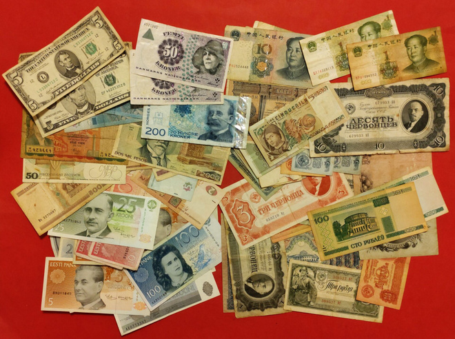 Noin 70 kpl ulkomaan seteleitä: USA, Eesti, Norja.... (KD41)