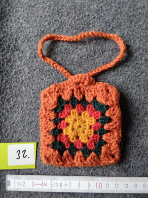 Alina´s Handmade virkattu avaimenperä airpodin suojakoteloon