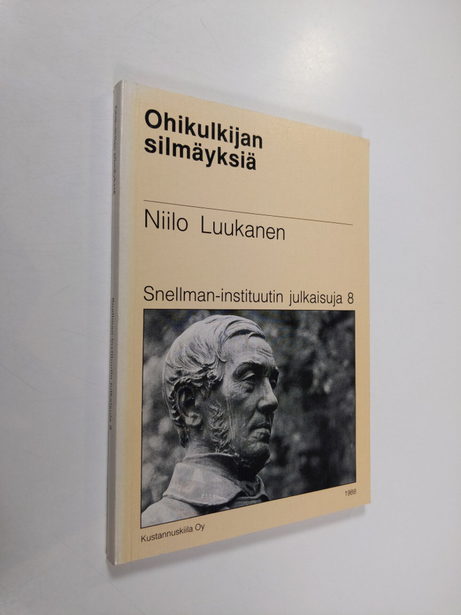 Niilo Luukanen : Ohikulkijan silmäyksiä (signeerattu)