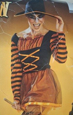 Halloween noita-asu mekko ja hattu