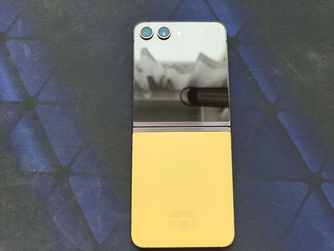 Samsung Z Flip 5 - Huippu Kunto -