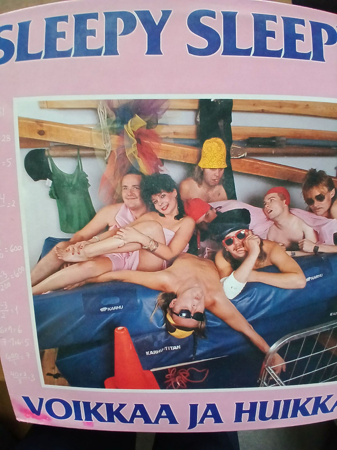 Sleepy Sleepers : Voikkaa ja huikkaa.