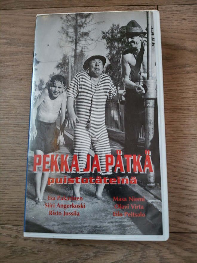 Pekka ja pätkä puistotäteinä vhs