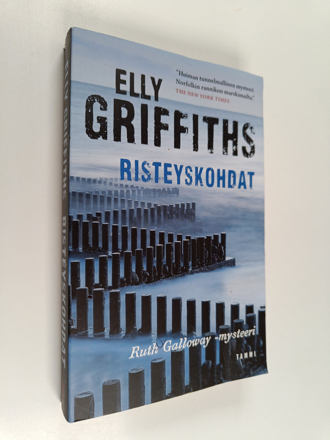 Elly Griffiths : Risteyskohdat