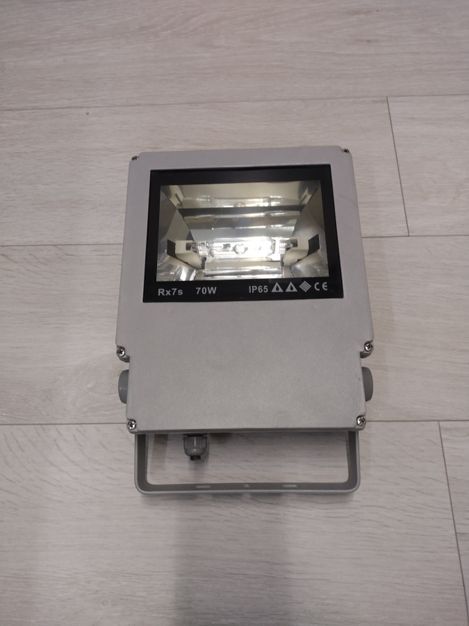 70W monimetallilamppu valonheitin