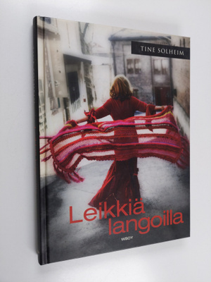 Tine Solheim : Leikkiä langoilla