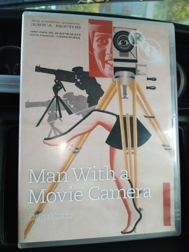 DVD MAN WITH A MOVIE CAMERA ( SIS POSTIKULU)