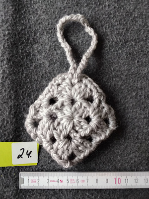 Alina´s Handmade virkattu avaimenperä airpodin suojakoteloon