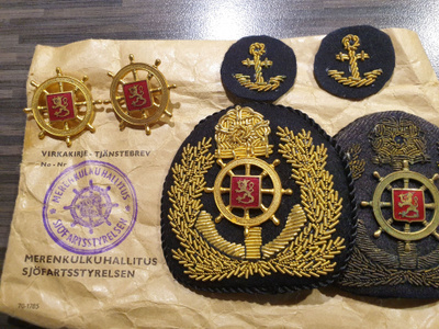 Merenkulkuhallituksen virkapuvun merkkejä ja kokardit