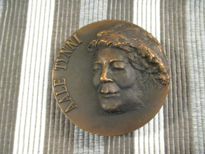 Aale Tynni mitali /Eila Hiltunen 1964.