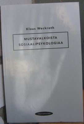 Klaus Weckroth: Mustavalkoista sosiaalipsykologiaa. 160 s.