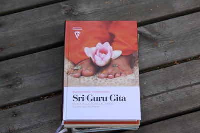 Sri Guru Gita selostus Guru-oppilassuhteen suuriin mystee C3