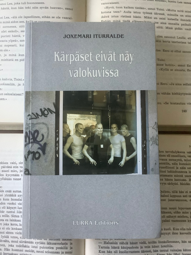 Joxemari Iturralde - Kärpäset eivät näy valokuvissa (nid.)