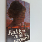 Oili Väänänen : Kukkia muurin varjossa : elämäntarina - pikkukuva 1