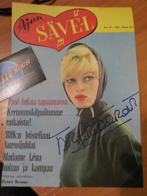 BRIGITTE BARDOT NIMIKIRJOITUS AJAN SÄVEL KANSILEHDESSÄ