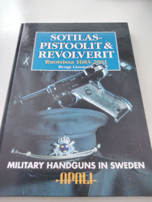 Sotilaspistoolit ja revolverit Ruotsissa.