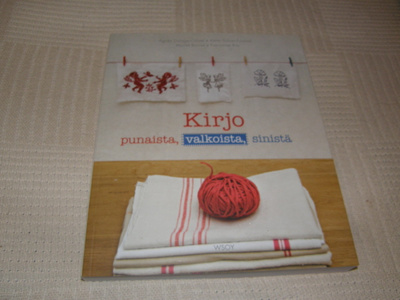 Kirjo punaista, valkoista, sinistä  -nid