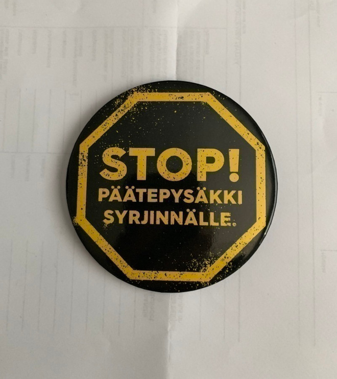 JÄTTI "rintamerkki" STOP päätepysäkki syrjinnälle