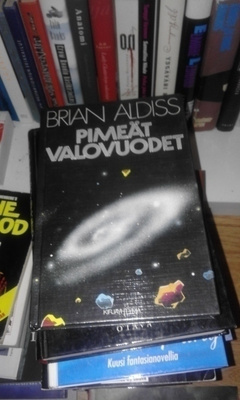 brian aldiss - pimeät valovuodet