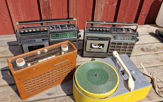 3 kpl vanhoja radioita ja levysoitin