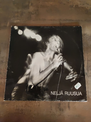 NELJÄ RUUSUA