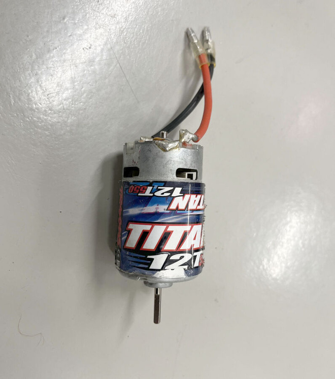 Traxxas Titan 12T 550 moottori
