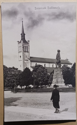 Tallinna, Tuomiokirkko, patsas ja nainen kävelyllä, ei p.