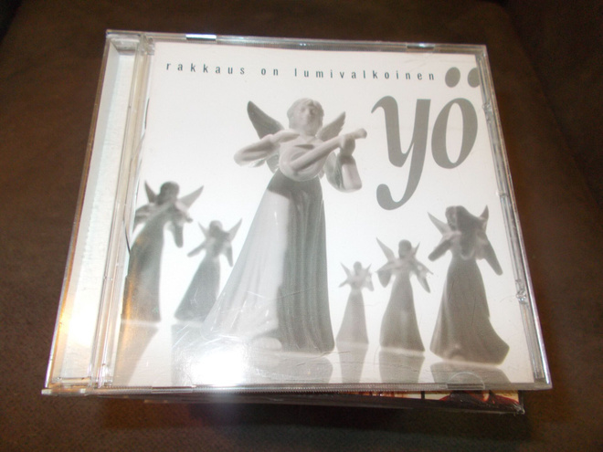 CD YÖ ** RAKKAUS ON LUMIVALKOINEN **