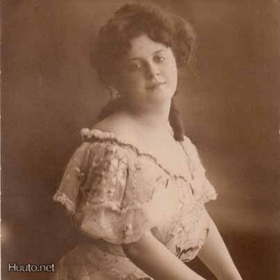 NAINEN / Suloinen tyttö ruusukimppu helmassaan. 1900-l.