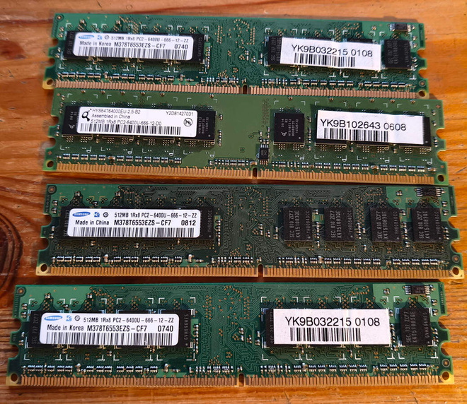 DDR2 muisteja pöytäkoneisiin. (512MB x4)